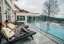 Pärchen genießt im Bademantel die Wintersonne auf einer Liege im Hotel Sterr – Bayerischer Wald