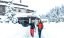 Zwei Skifahrer vor dem Hotel Hochschober