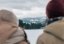 Pärchen blickt über eine verschneite Winterlandschaft im Bayerischen Wald Sterr