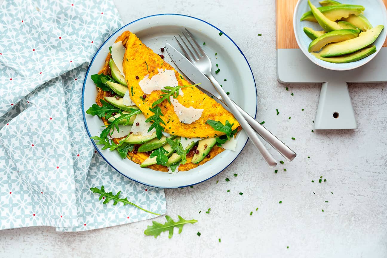 Omelett mal anders: Der Parmesan harmoniert großartig mit der Avocado.